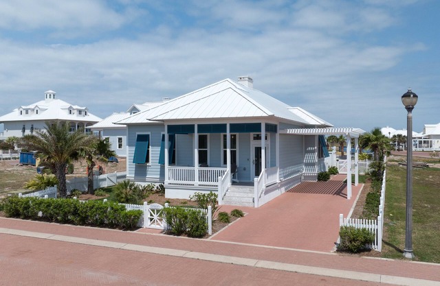 Sea Pointer New custom home at The Shores pool, just a short walk to the beach or bay!