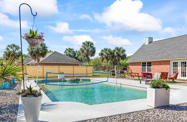 Sea Queen Retreat: Pool, Volleyball and Navarre Beach