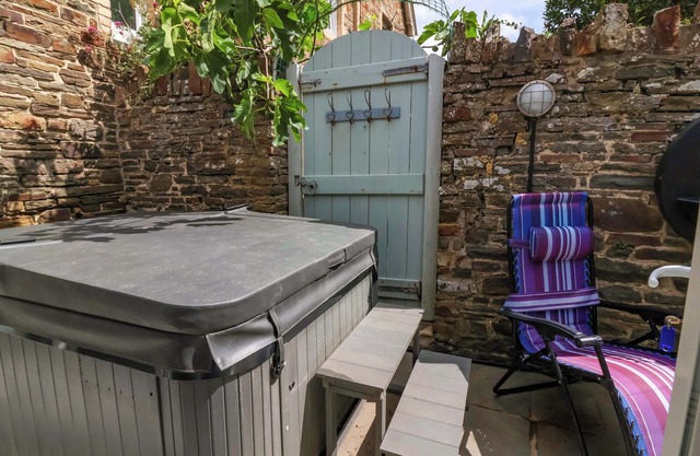 SEA SANCTUARY, pet friendly, with hot tub in Northam