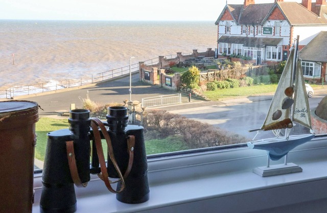 SEA SPELL LOFT, pet friendly, character holiday cottage in Hornsea
