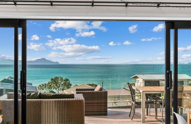 Sea Spray - Large modern, sunny holiday home with expansive decks and stunning views over Bream Bay