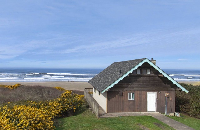 Sea Stacks: Ocean front deck with great views and beach access