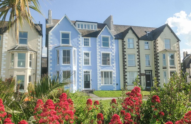 SEA VIEW APARTMENT, family friendly, with a garden in Llanfairfechan