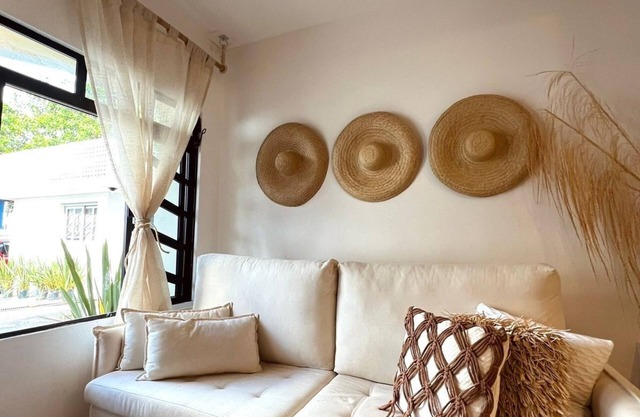 Sea view apartment with private access to the beach.