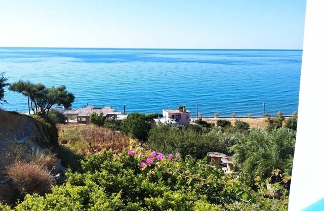 Sea view apartments in the heart of the fishing village Kastri/Keratokampos