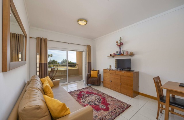 Sea View Apartment with Beach Access in Quinta da Barracuda Gated Condominium
