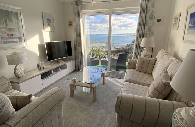 Sea view apartment with balcony and gardens. Private path to the beach.