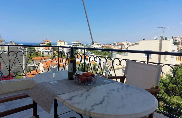 Sea view,big and comfortable appartment in Voula