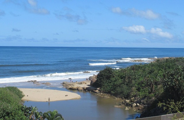 Sea View Holiday Apartment. Walk to the Beach. Exclusive use roof-top deck.