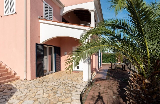 Sea-View Holiday Home, Ravni