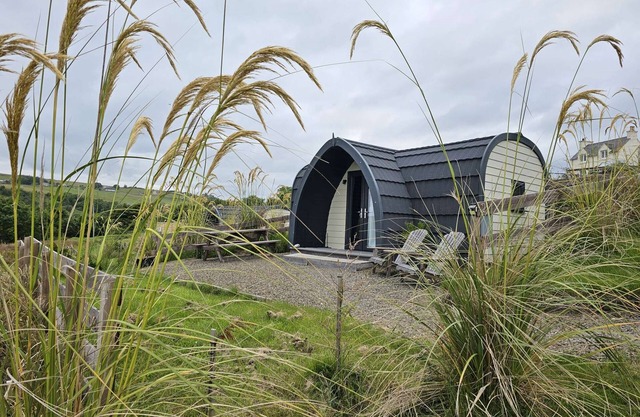 Sea view Luxury Cabin, King bed, walk to Harbour and Beach