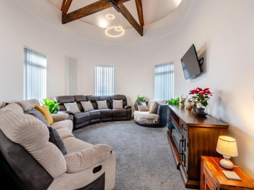 Sea View Penthouse - Regency Mansion