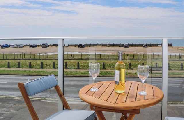 SEA VIEW, pet friendly, country holiday cottage in Hayling Island