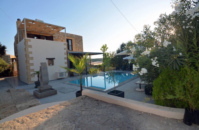 Sea-view villa, 1.5 km from beaches, private heated pool (optional).