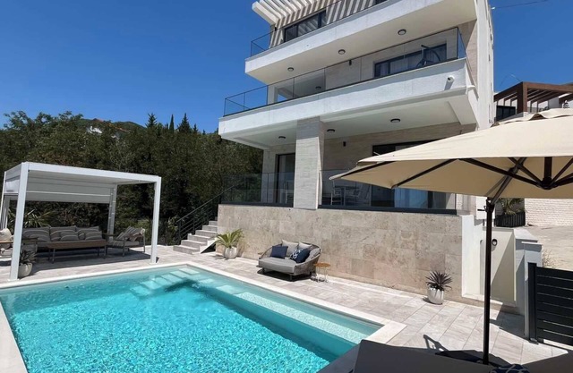 Sea view villa with pool,jacuzzi and sauna in a peaceful area of Tivat