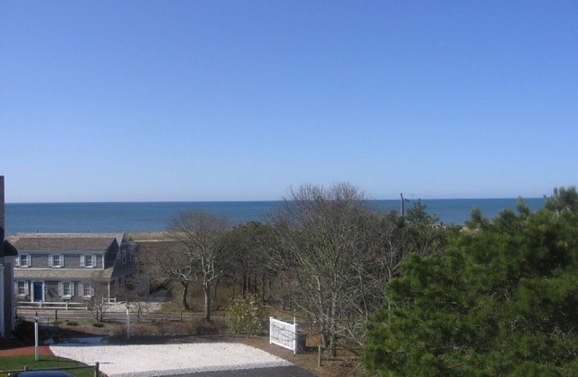 Sea views steps to Ridgevale Beach - Airy Cottage. Modern Amenities. Pet.linen