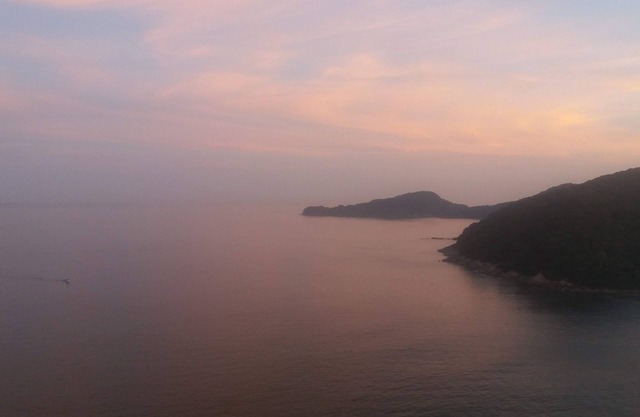 Sea views. to have 2 beaches below the island.