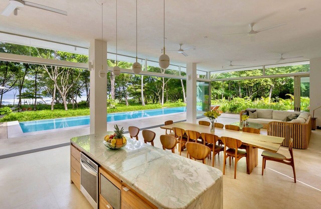 Sea Wing Oceanfront Paradise:4-Bedroom Villa with Expansive Pool in Santa Teresa