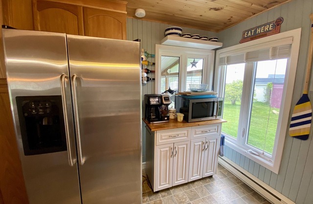 Seabreeze Chalet ~ 3 bedroom Cottage 30 seconds from the beach