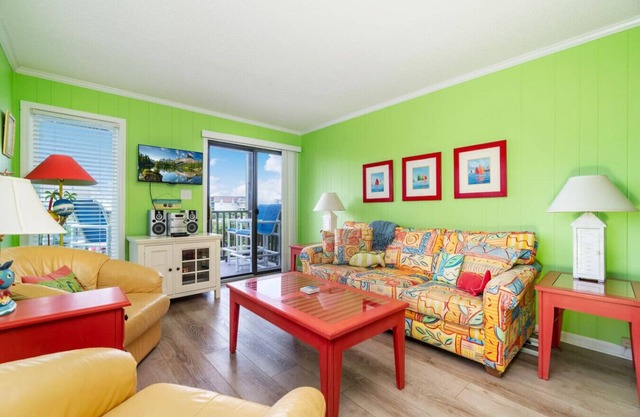 Seabreeze: Ocean Front, Steps to the Sand + Pool