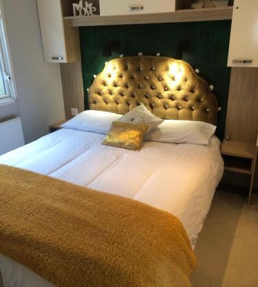 Seabreeze, Utopia, walking distance to beach, 5 Star Shorefield Country Park, Milford on Sea, Shorefield Road, SO41 0LH, United Kingdom