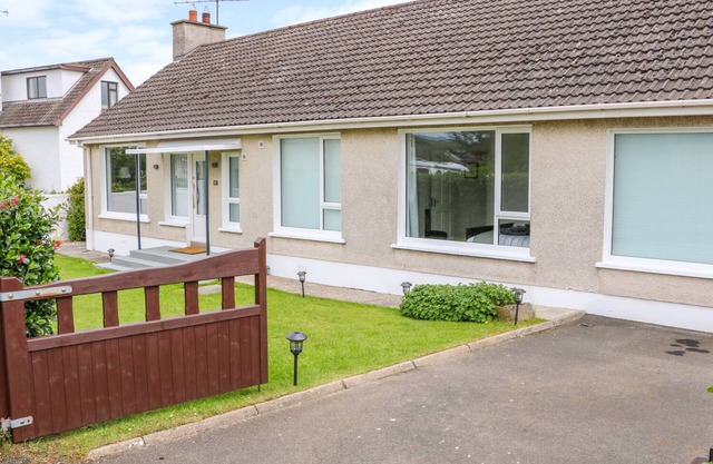 SEACOAST COTTAGE, pet friendly, country holiday cottage in Castlerock