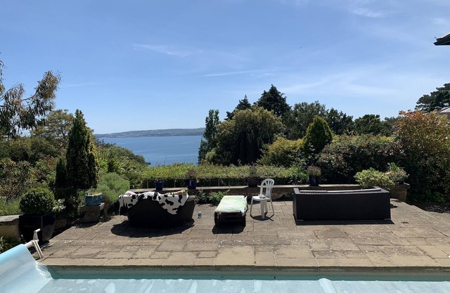 Seafacing villa in Torquay with 2 suites and a heated swimming pool