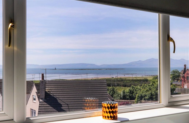 SEAFIELD COURT, pet friendly, country holiday cottage in Ardrossan
