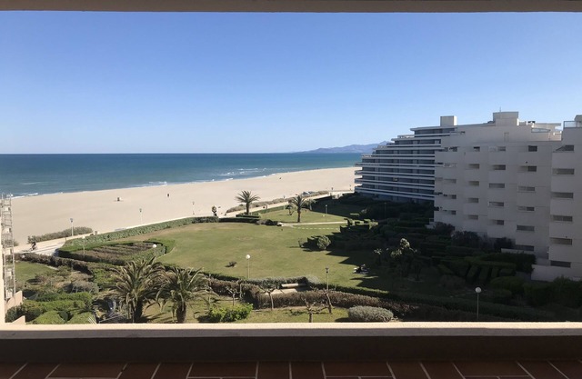 Seafront apartment, no road to cross. Exceptional view, 10 m2 terrace