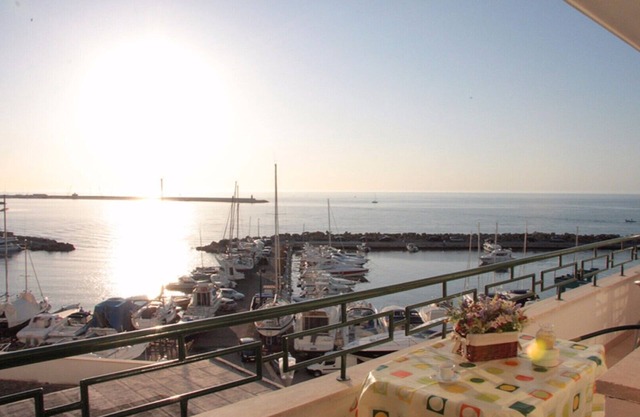 Seafront apartment. 3 double beds and 3 bathrooms