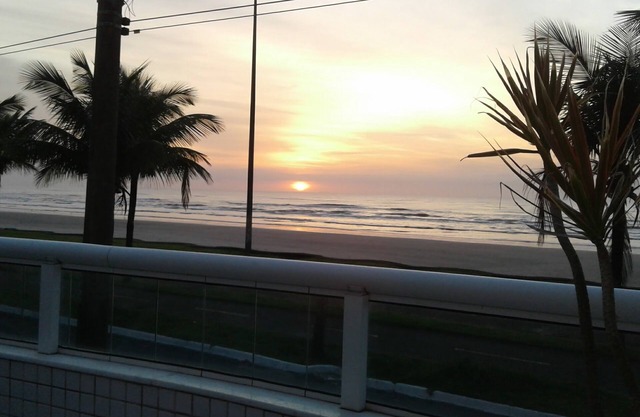 Seafront apartment with barbecue on terrace wifi