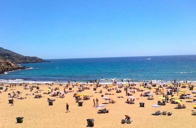 Seafront Luxury Apartment, Pool and Great Location