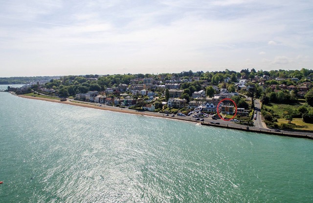 Seafront Quay West Apartments - an apartment that sleeps 2 guests in 1 bedroom