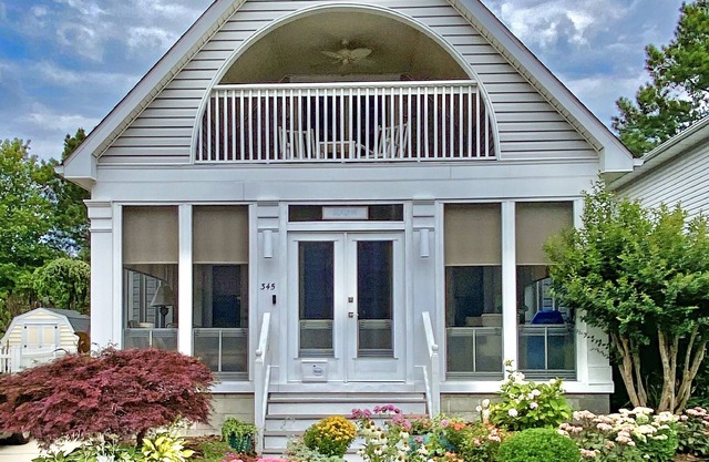SeaLaVie - In town, Outdoor Shower, WALK to Beach, 3 night stays available!