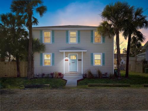 Seas the Day - 4 blocks to the beach, restaurant, and bar district - great deck and outdoor space!!