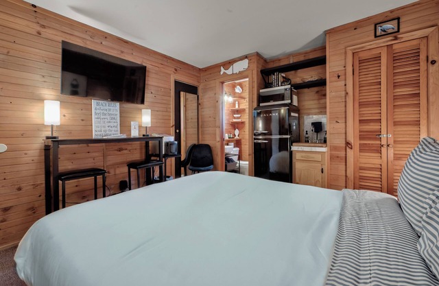 Seashore Condo Hotel #10, Cozy Fire Island Escape, Near Ferry - With Bay Views and Steps from the Beach.