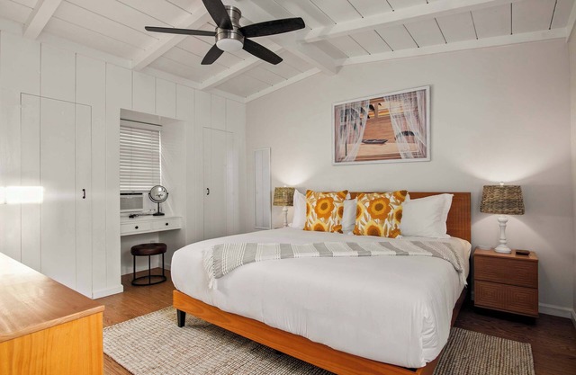 Seaside 1BR Steps to Windansea Beach & Peek Views