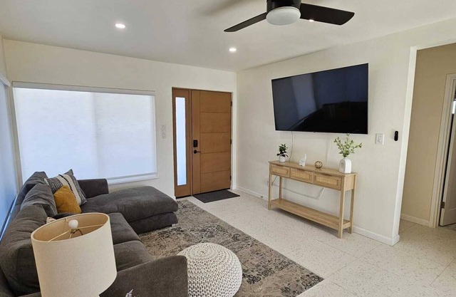 Seaside Bungalow steps from Cardiff and San Elijo State Beaches and shops