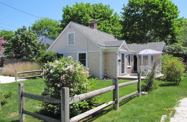Seaside Cape Cod Escape-Norris Cottages Bungalow: 3 Minutes to the Beach
