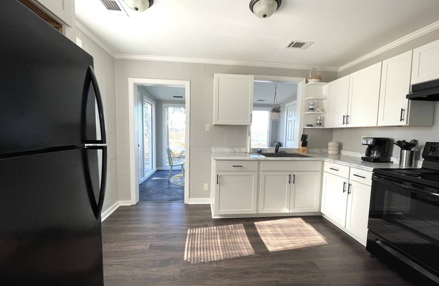 Seaside Cottage | Waterfront Property! Sleeps 4!