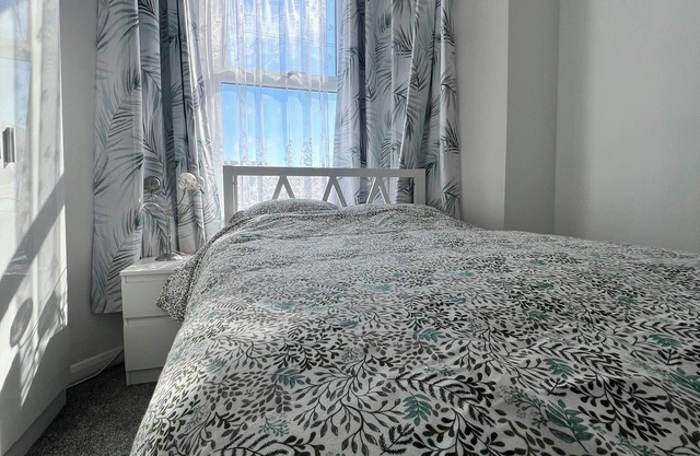 Seaside Escape – 4 Mins to the Beach, Cosy for Families & Big Groups!