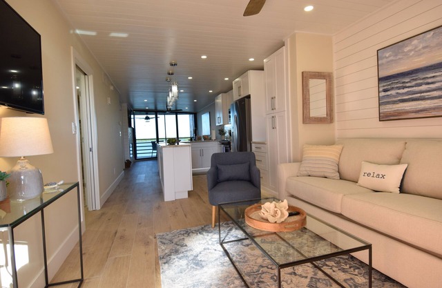 Seaside Escape -Luxurious 2 Bedroom Condo