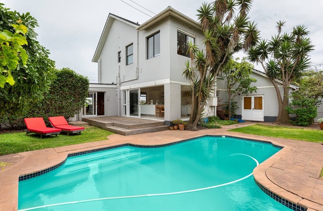 Seaside Family Haven|Stunning Table Mountain View