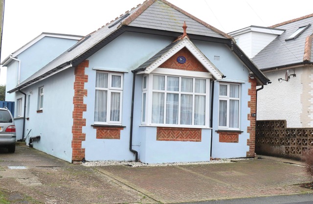 Seaside holiday cottage, sleeps 10, pet friendly