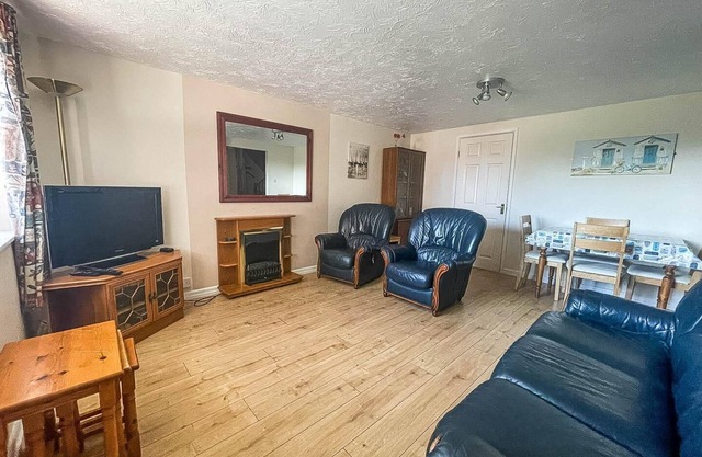 Seaside holiday cottage by the beach in beautiful Hemsby, Norfolk ref 99006J