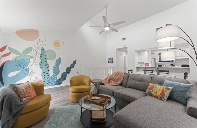 Seaside Retreat: Short walk to Beach, Dining & Shops! Fenced Yard, outdoor space