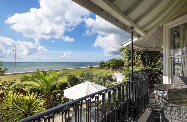 Seaside Retreat - Five Bedroom Villa, Sleeps 10