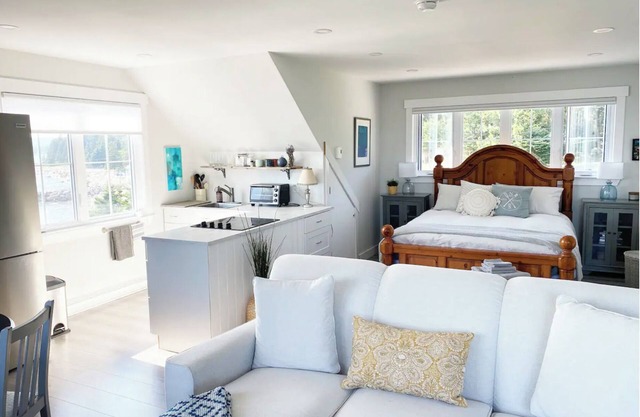 Seaside Splendor: Studio Apartment with Mesmerizing 180° Ocean View
