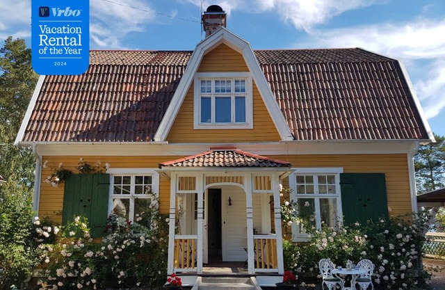 Seaside villa with private jetty and sauna. Near Stockholm. 12 beds.