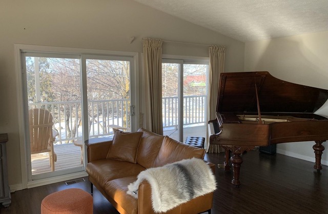 Seasonal or Monthly Rental with Views of Blue Mountain (pet friendly)